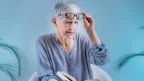 Lente intraoculare trifocale per cataratta: donna con disturbo della vista 