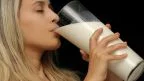 Dipendenze e metafora del latte: donna beve con piacere un grande bicchiere di latte