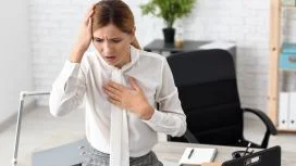 Donna con sintomi dell'attacco di panico