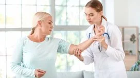 dolore-cronico Medico fisiatra che visita per valutare il dolore cronico