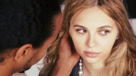 parla Donna non guarda l'uomo negli occhi mentre le sta parlando