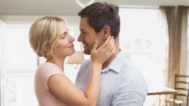 Gli innamorati si guardano negli occhi