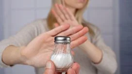 ipertensione Donna con ipertensione rifiuta sale in eccesso