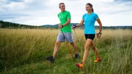 nordic Coppia cinquantenne pratica il nordic walking all'aperto