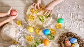 Bambini preparano dolcetti per Pasqua