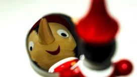 Il pinocchio mente e ha gli occhi fermi