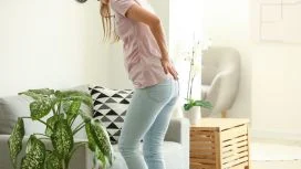 prurito Donna con prurito nella zona anale