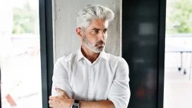 bianc Uomo giovane con capelli bianchi