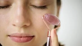 viso Viso tonico: massaggi con roller di giada