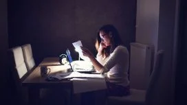 Workaholims e dipendenza da lavoro: donna impegnata al lavoro di notte