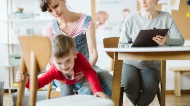Bambino iperattivo in osservazione per diagnosi di ADHD