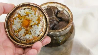 Pericolo botulino, a cosa fare davvero attenzione e quali sono i cibi più a rischio