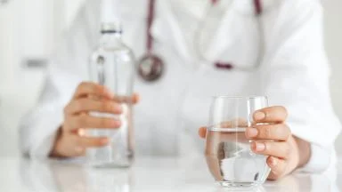 La calcolosi renale e il dilemma dell’acqua: quanta, quando e quale bisogna bere?