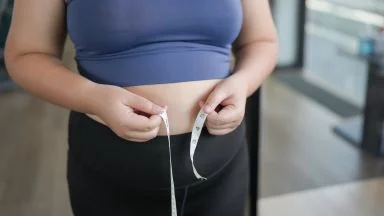 Addome di donna in sovrappeso