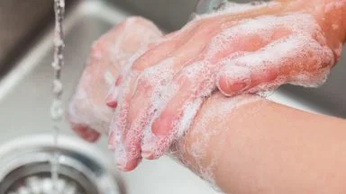 Coronavirus: istruzioni dell’OMS su lavaggio delle mani e preparazione GEL disinfettante fai-da-te