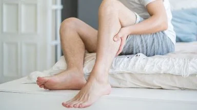 I crampi al polpaccio nel letto ti stanno rovinando le nottate? Come eliminare il problema