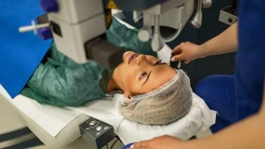 Difetti visivi, da che età conviene fare il laser agli occhi