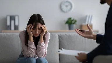 Dipendenza affettiva: donna in terapia 