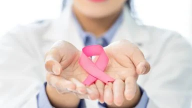 Tumore al seno: donate 10 parrucche alla Breast Unit di Savona