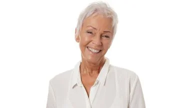 Perché i capelli diventano bianchi con l'età: lo spiega la biomedica