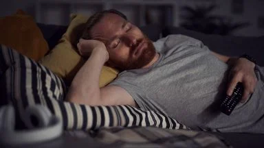 Dormire davanti alla tv.