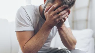 Elaborazione del lutto: uomo disperato che piange da solo