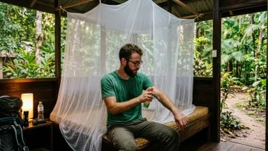 Malaria viaggiatore con repellente.