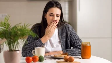 Perché ho sempre la nausea dopo mangiato? Cause, rischi e soluzioni