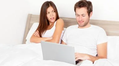Deficit erettile e mancanza del desiderio: quanto è dannosa la pornografia online?