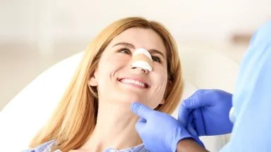 Donna soddisfatta dopo rinoplastica in anestesia locale innovativa