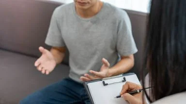 Uomo in psicoterapia affronta il problema del sabotatore interno