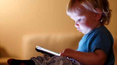Sviluppo bambino dispositivi digitali