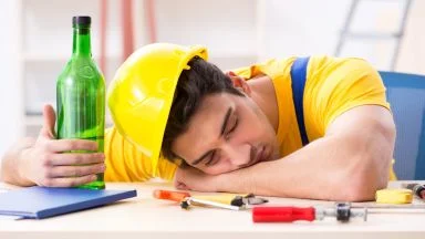 Ubriaco al lavoro: cosa deve fare il datore di lavoro e cosa rischia il lavoratore