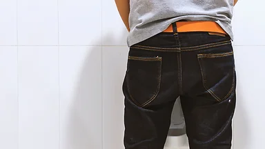 Uomo che urina in piedi: perché gli uomini schizzano?