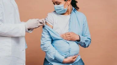 Vaccino Covid-19: indicazioni dell'ISS su terza dose in gravidanza e allattamento