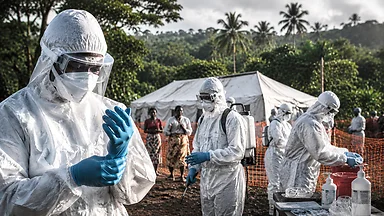 Epidemia di Ebola da virus Bundibugyo: operatori sanitari con protezioni dal contagio