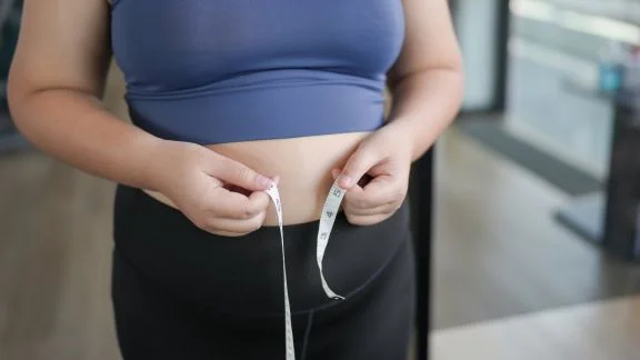 Corpo femminile sovrappeso.