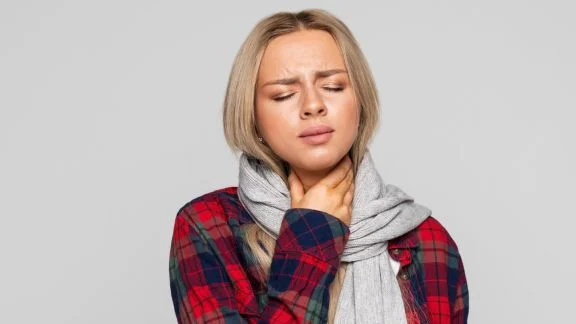 Faringite: cause, cure e rimedi per il mal di gola