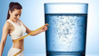 L’acqua frizzante è l’alleata (inaspettata) della dieta: bevila così e addio pancia gonfia