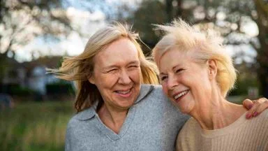 Il segreto per rallentare l’invecchiamento? Gli esperti puntano sull’amicizia: la scoperta incredibile