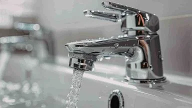 Ecco perché non dovresti mai usare l'acqua calda del rubinetto: il rischio per salute che non sospetti