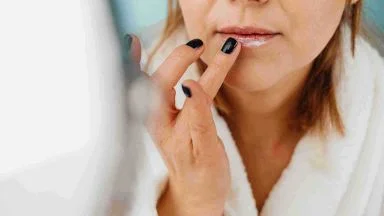 Labbra screpolate e secche? Il rituale invernale che cambia tutto, intervieni prima che sia tardi