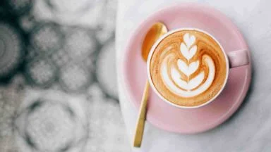 Bevi un cappuccino ogni mattina? Ecco cosa succede davvero al tuo corpo (resterai a bocca aperta)