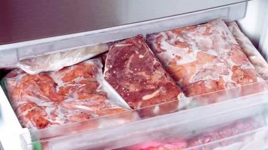 La carne congelata è pericolosa per la salute se superi questo limite di tempo. Non farlo mai