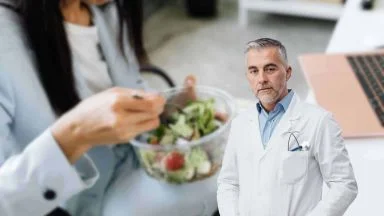 Questi 4 cibi li mangi tutti i giorni e dovresti farlo con cautela: non sono innocui come pensi