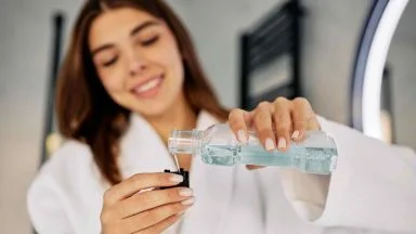 Collutorio, se lo usi così annulli l'effetto del dentifricio (eppure lo facciamo tutti)