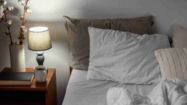 Tenere questo oggetto vicino al letto raddoppia la tua energia al mattino: lo dice la scienza