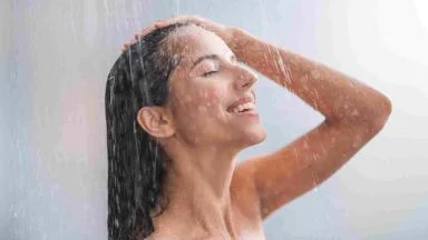 Sai che puoi dimagrire semplicemente facendo la doccia? Altro che diete o esercizi