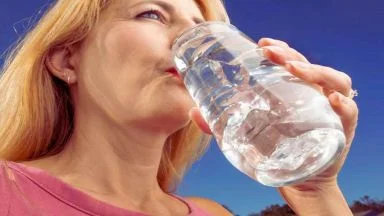Bisogna veramente bere 2 litri di acqua dal giorno? La verità è che dipende da questo fattore