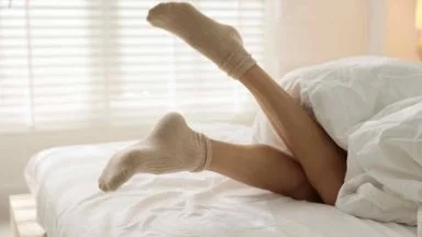 Cosa succede al tuo corpo se dormi con i calzini ai piedi: incredibile ma vero
